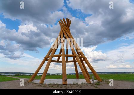 Structure connue sous le nom de site papal à Fort Simpson, T.N.-O. avec de beaux nuages au-dessus ; Fort Simpson, Territoires du Nord-Ouest, Canada Banque D'Images