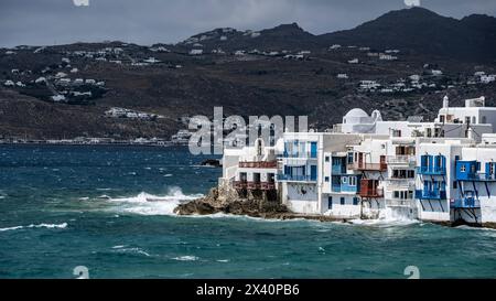 Bâtiments blanchis à la chaux le long de la rive de l'île de Mykonos au sud de la mer Égée ; Mykonos, Grèce Banque D'Images