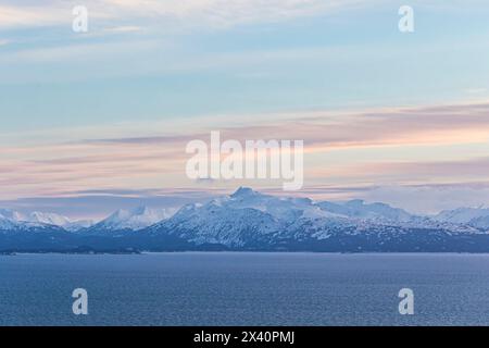 Vue des montagnes et de la baie de Kachemak à Homer, Alaska au lever du soleil ; Homer, Alaska, États-Unis d'Amérique Banque D'Images