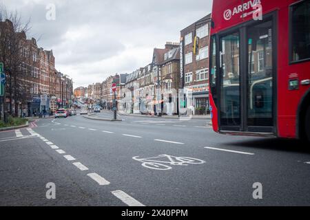 LONDRES - 18 MARS 2024 : Treatham High Road, une rue principale de commerce mixte dans le sud-ouest de Londres Banque D'Images