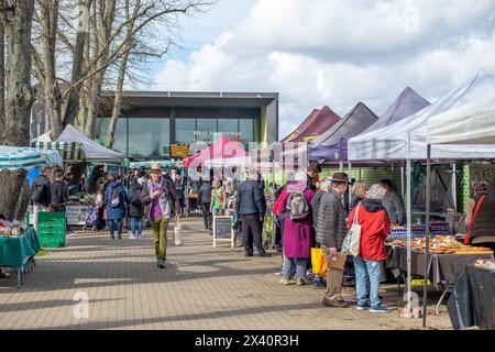 LONDRES - 30 MARS 2024 : marché fermier de West Hampstead à côté de la station West Hampstead Thameslink Banque D'Images