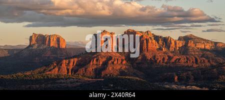 Vue imprenable sur l'emblématique formation de roches rouges appelée Cathedral Rock près de Sedona dans le chaparral intérieur, une prairie semi-désertique dans le Grand Bas... Banque D'Images