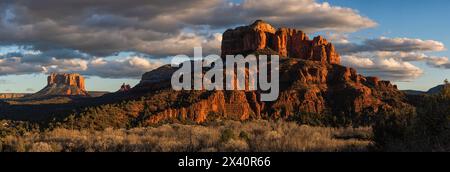 Vue imprenable sur l'emblématique formation de roches rouges appelée Cathedral Rock près de Sedona dans le chaparral intérieur, une prairie semi-désertique dans le Grand Bas... Banque D'Images