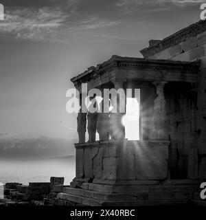 L'Érechthéion (ou Temple d'Athéna Polias) avec le soleil sur l'Acropole d'Athènes, l'ancienne citadelle située sur un éperon rocheux surplombant t... Banque D'Images