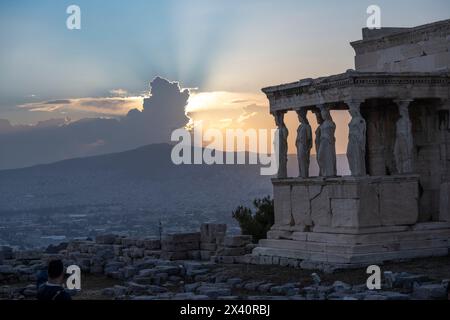 Soleil couchant spectaculaire dans la distance vue de l'Erechthéion (ou Temple d'Athéna Polias) et une vue sur la ville d'Athènes, Acropole d'Athènes Banque D'Images