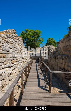 Ruines de la ville antique de Troie avec passerelle en bois. Ruines de la ville antique en Anatolie. Banque D'Images