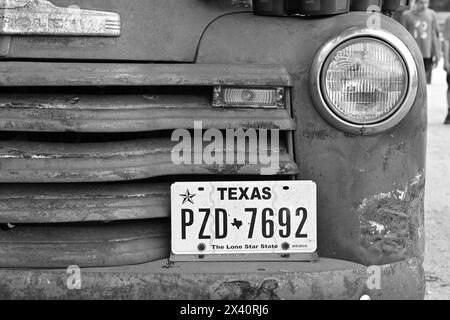 Calandre de pick-up Chevrolet vintage avec étiquettes Texas en noir et blanc Banque D'Images