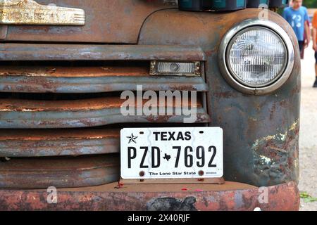 Vue latérale de la calandre avant du pick-up Chevrolet des années 1950 avec étiquettes d'immatriculation Texas Banque D'Images