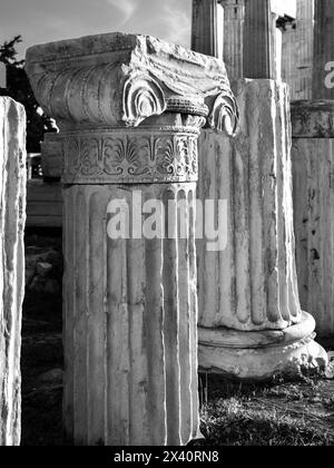 Clsoe-up de détail architectural antique à l'Acropole d'Athènes en Grèce. L'Acropole d'Athènes est une ancienne citadelle située sur un rocher... Banque D'Images