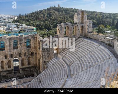 Amphithéâtre sièges et murs en pierre en ruine à l'Acropole d'Athènes en Grèce. L'Acropole d'Athènes est une ancienne citadelle située sur un rocher ... Banque D'Images