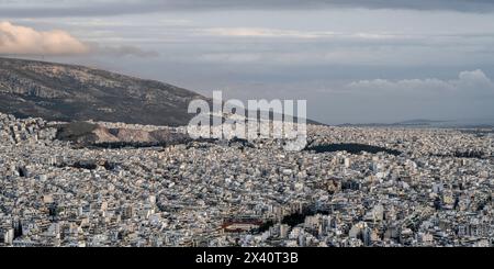 Vue de la ville d'Athènes depuis la colline de Lycabette, le point culminant dans le centre d'Athènes ; Athènes, Grèce Banque D'Images