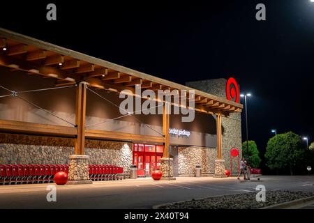 BAXTER, MN – 22 septembre 2021 : vue nocturne de l'entrée du magasin Target. Banque D'Images