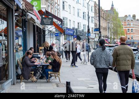 LONDRES - 30 MARS 2024 : West End Lane High Street à West Hampstead, NW6, Camden. Banque D'Images