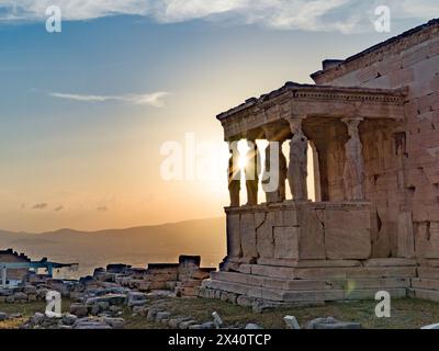 L'Érechthéion (ou Temple d'Athéna Polias) avec le soleil sur l'Acropole d'Athènes, l'ancienne citadelle située sur un éperon rocheux surplombant t... Banque D'Images