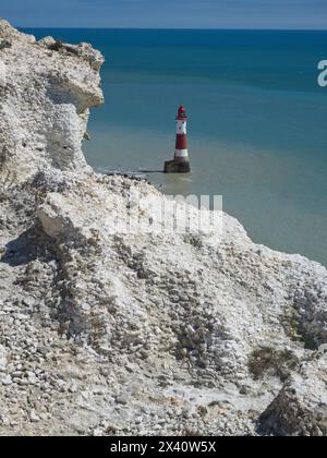 Phare de Beachy Head vu du sentier côtier au-dessus avec des falaises de craie blanche par une journée ensoleillée, East Sussex, Royaume-Uni ; East Sussex, Angleterre Banque D'Images