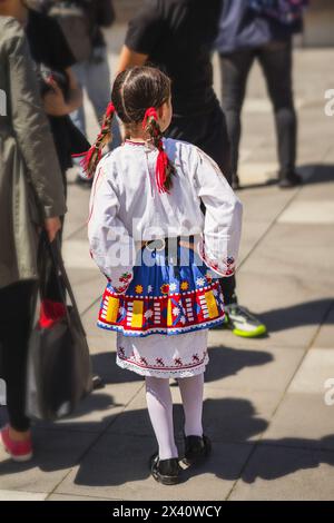 Fille en costume national bulgare traditionnel à un festival de folklore, vue arrière Banque D'Images