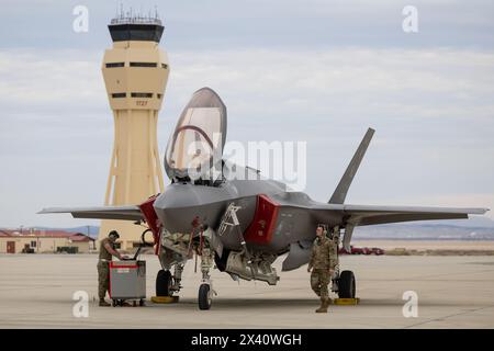 Le mainteneur du 421e escadron de génération de chasseurs exécute et tourne le moteur pour préparer un avion F-35A Lighting II pour les sorties pendant Bamboo Eagl Banque D'Images