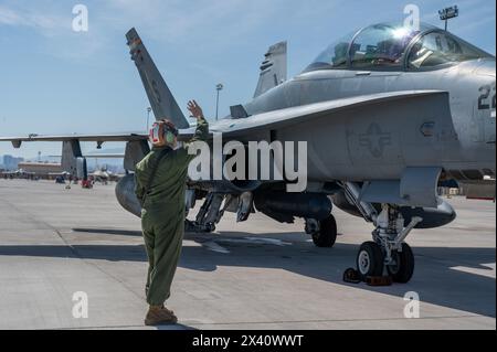 Lance du corps des Marines des États-Unis le Cpl Andrew Garcia, un Marine Fighter Attack Squadron (VMFA) 323 capitaine d'avion à tête d'avion à voilure fixe, Marine corps Air Stati Banque D'Images