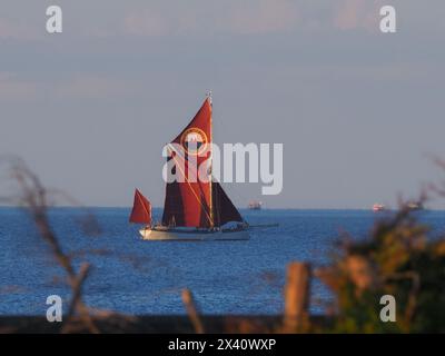 Sheerness, Kent, Royaume-Uni. 29 avril 2024. Météo Royaume-Uni : superbe coucher de soleil à Sheerness, Kent. Crédit : James Bell/Alamy Live News Banque D'Images