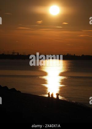 Sheerness, Kent, Royaume-Uni. 29 avril 2024. Météo Royaume-Uni : superbe coucher de soleil à Sheerness, Kent. Crédit : James Bell/Alamy Live News Banque D'Images