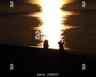 Sheerness, Kent, Royaume-Uni. 29 avril 2024. Météo Royaume-Uni : superbe coucher de soleil à Sheerness, Kent. Crédit : James Bell/Alamy Live News Banque D'Images