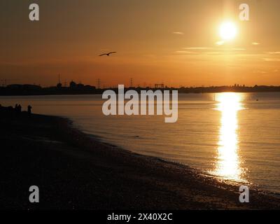 Sheerness, Kent, Royaume-Uni. 29 avril 2024. Météo Royaume-Uni : superbe coucher de soleil à Sheerness, Kent. Crédit : James Bell/Alamy Live News Banque D'Images