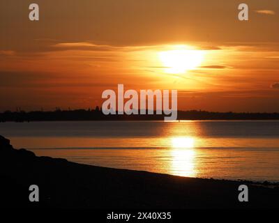 Sheerness, Kent, Royaume-Uni. 29 avril 2024. Météo Royaume-Uni : superbe coucher de soleil à Sheerness, Kent. Crédit : James Bell/Alamy Live News Banque D'Images