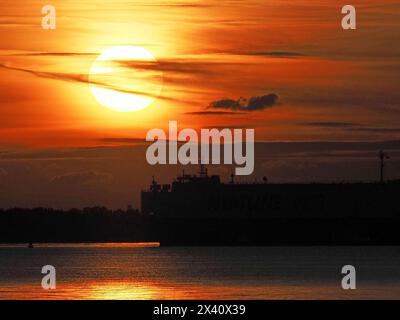 Sheerness, Kent, Royaume-Uni. 29 avril 2024. Météo Royaume-Uni : superbe coucher de soleil à Sheerness, Kent. Crédit : James Bell/Alamy Live News Banque D'Images