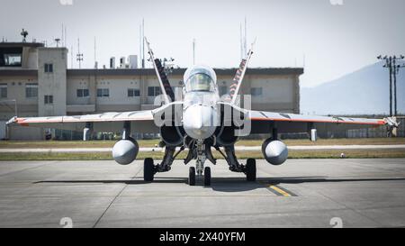 Le capitaine Jackson Stewart du corps des Marines des États-Unis, pilote de l'escadron d'attaque de chasseurs tous temps des Marines (VMFA(AW)) 224, Marine Aircraft Group (MAG) 12, 1st M. Banque D'Images