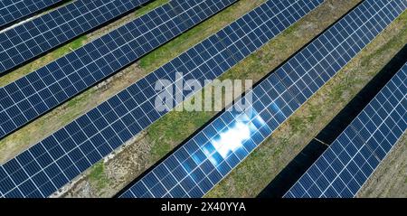 Vue aérienne rapprochée de rangées de panneaux solaires dans un champ ; High River, Alberta, Canada Banque D'Images