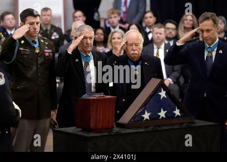 Washington, États-Unis. 29 avril 2024. Les récipiendaires de la Médaille d'honneur saluent les restes du colonel de l'armée à la retraite Ralph Puckett, le dernier récipiendaire survivant de la Médaille d'honneur pour les actes exécutés pendant la guerre de Corée, gèrent en l'honneur dans la rotonde du Capitole des États-Unis à Washington, DC, le lundi 29 avril 2024. Puckett, le dernier récipiendaire de la médaille d'honneur de la guerre de Corée, est décédé le 8 avril 2024 à l'âge de 97 ans. Photo de piscine par J. Scott Applewhite/UPI crédit : UPI/Alamy Live News Banque D'Images