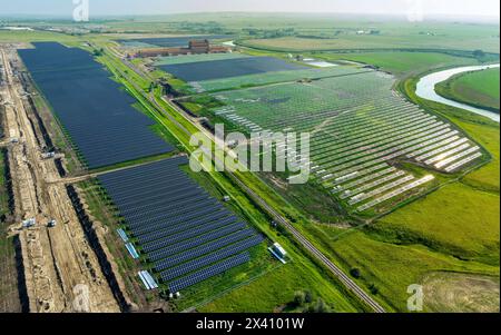Vue aérienne d'une grande ferme solaire ; High River, Alberta, Canada Banque D'Images