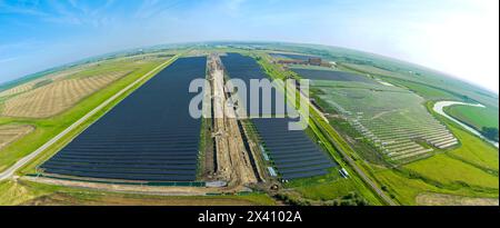 Vue aérienne panoramique d'une grande ferme solaire avec une lentille fish-eye ; High River, Alberta, Canada Banque D'Images