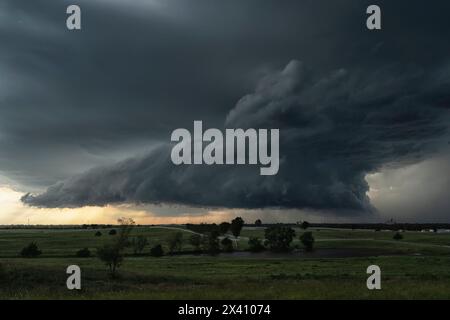 Incroyable nuage de plateau au-dessus des champs ruraux du Texas. Il s'agit d'un nuage associé à un fort orage supercellulaire ; Texas, États-Unis d'Amérique Banque D'Images