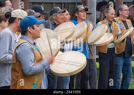 Groupe d'hommes jouant de la batterie traditionnelle pendant une danse du tambour ; Fort Simpson, Territoires du Nord-Ouest, Canada Banque D'Images