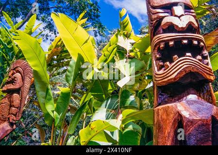 Statues Tiki et végétation luxuriante sur une île hawaïenne ; Oahu, Hawaï, États-Unis d'Amérique Banque D'Images