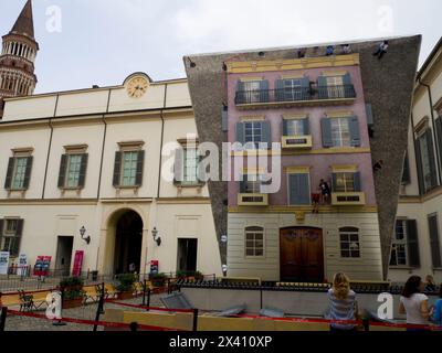 Miroir géant reflétant la façade du bâtiment, installation artistique de l'artiste argentin Leandro Erlich devant Palazzo Reale, Milan, Italie ; Milan, Italie Banque D'Images