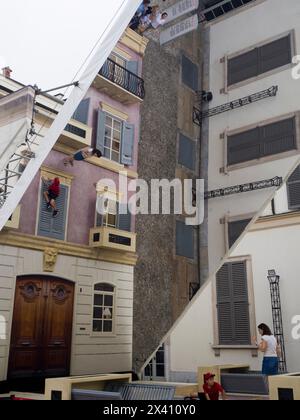 Miroir géant reflétant la façade du bâtiment, installation artistique de l'artiste argentin Leandro Erlich devant Palazzo Reale, Milan, Italie ; Milan, Italie Banque D'Images