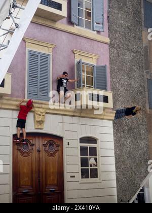 Miroir géant reflétant la façade du bâtiment, installation artistique de l'artiste argentin Leandro Erlich devant Palazzo Reale, Milan, Italie ; Milan, Italie Banque D'Images