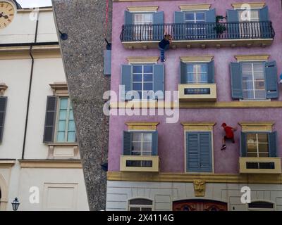 Miroir géant reflétant la façade du bâtiment, installation artistique de l'artiste argentin Leandro Erlich devant Palazzo Reale, Milan, Italie ; Milan, Italie Banque D'Images