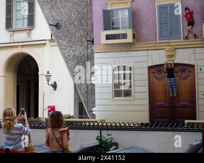 Miroir géant reflétant la façade du bâtiment, installation artistique de l'artiste argentin Leandro Erlich devant Palazzo Reale, Milan, Italie ; Milan, Italie Banque D'Images