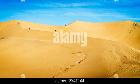 Parc national de la Vallée de la mort, Californie, 5 mars 2023 : les gens explorent les dunes de sable Mesquite Flat dans le parc national de la Vallée de la mort en Californie Banque D'Images