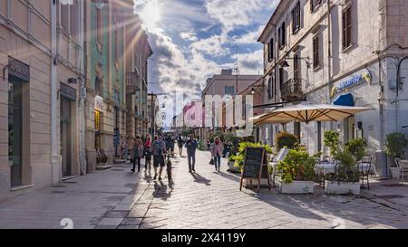 Piétons profitant d'une journée ensoleillée à Olbia, une ville côtière du nord-est de la Sardaigne ; Olbia, Sassari, Italie Banque D'Images