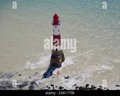 Phare de Beachy Head vu du sentier côtier ci-dessus avec la mer scintillante par une journée ensoleillée, East Sussex, Royaume-Uni ; East Sussex, Angleterre Banque D'Images