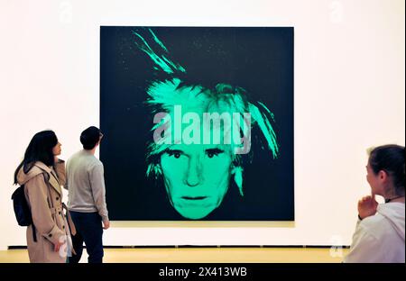 Les gens regardant un portrait d'Andy Warhol, pop art, peinture, Guggenheim, Musée, Bilbao, Espagne, Europe Banque D'Images
