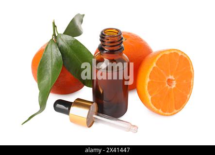 Huile essentielle aromatique de mandarine en bouteille, pipette et agrumes isolés sur blanc Banque D'Images