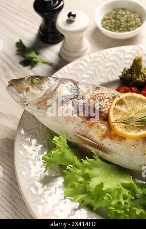 Délicieux poisson cuit au four et légumes sur la table en bois Banque D'Images