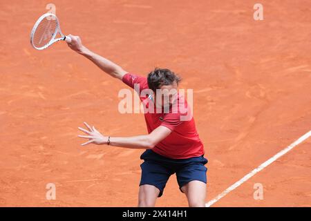 Daniil Medvedev, de Russie, est en action lors du tournoi de tennis ATP Tour Madrid Open 2024 au Caja Magica à Madrid, Espagne, le 29 avril 2024. Banque D'Images