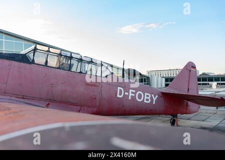 Avion. D-FOBY. North American AT-6A Texan. Modèle d'un vieil avion vue latérale. Banque D'Images