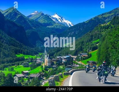 Heiligenblut village et église dans les Alpes autrichiennes avec motos conduisant sur la route Banque D'Images